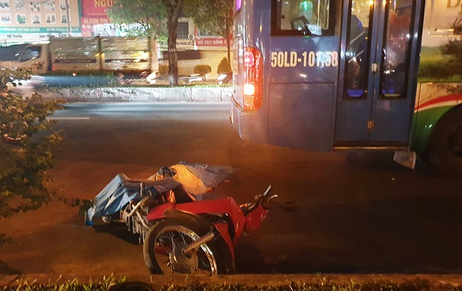Nam thanh niên bị xe buýt cán tử vong trong làn ô tô