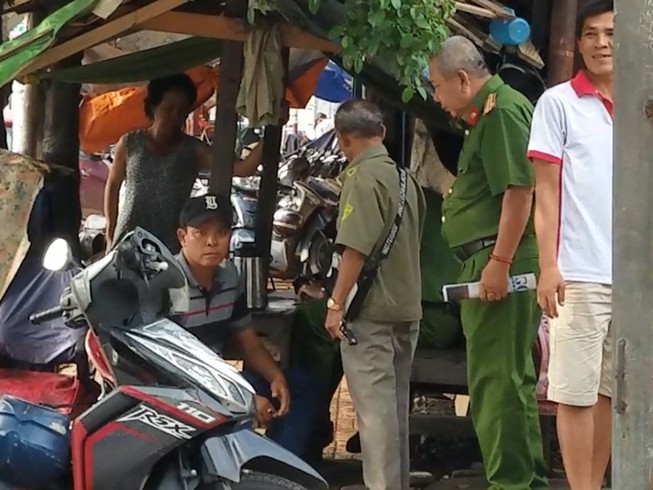Dừng xe máy bên đường, người đàn ông gục chết