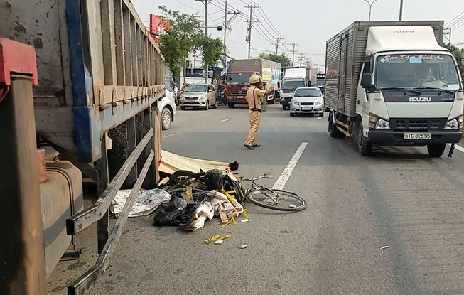 Xe tải cán chết người đàn ông đi xe đạp nhặt ve chai