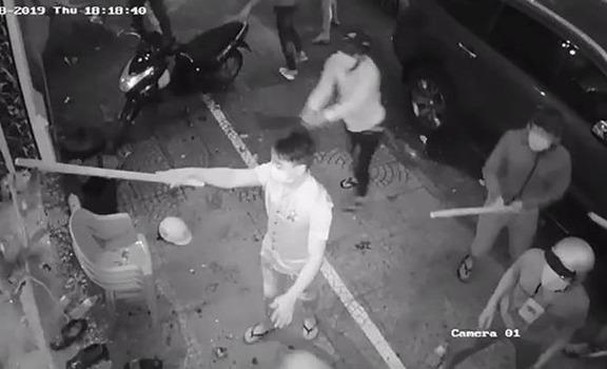 Nhóm 10X hẹn hỗn chiến ở quán cà phê, 1 người bị chém nhầm