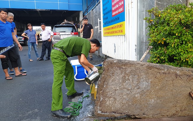Bộ Công an bắt quả tang một công ty ở TP.HCM xả thải ra sông