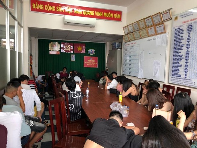 Công an đột kích quán bar ở Tân Phú, trăm người tháo chạy