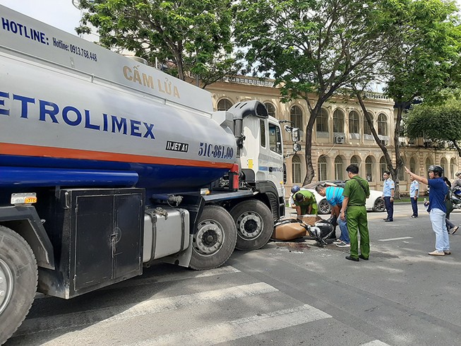 Xe bồn chạy giờ cấm tông một phụ nữ nguy kịch