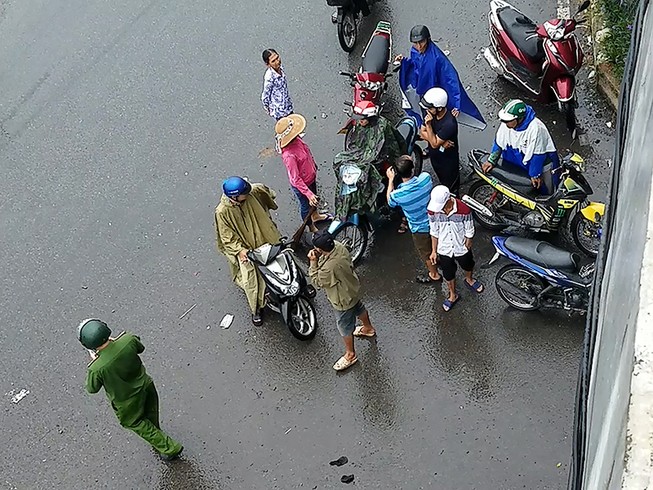 Một sinh viên rơi từ cầu vượt ở Bình Tân xuống quốc lộ
