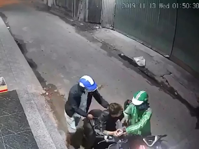 Tài xế mặc áo Grab chở đồng bọn gí dao cướp xe máy ở Bình Tân