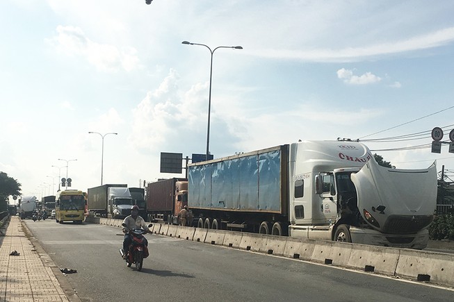 Hai xe đầu kéo hỏng máy, chắn hai làn đường ở Thủ Đức