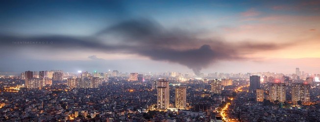 Khói độc từ đám cháy Rạng Đông tỏa theo chiều gió. Ảnh: Nguyễn Thái Thạch
