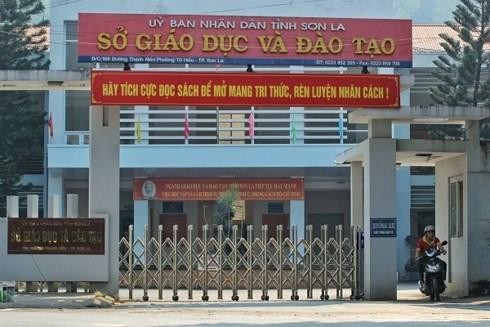 Con được nâng điểm bất thường, bố mẹ khỏi lên chức