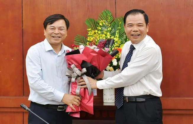 Bộ trưởng Nông nghiệp và Phát triển nông thôn Nguyễn Xuân Cường tặng hoa chúc mừng tân Thứ trưởng Nguyễn Hoàng Hiệp (trái)