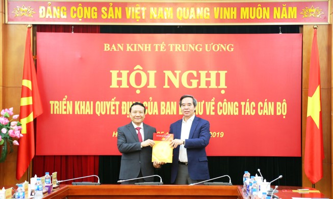 Trưởng ban Kinh tế Trung ương Nguyễn Văn Bình trao quyết định bổ nhiệm cho tân Phó trưởng ban Nguyễn Hồng Sơn (trái)