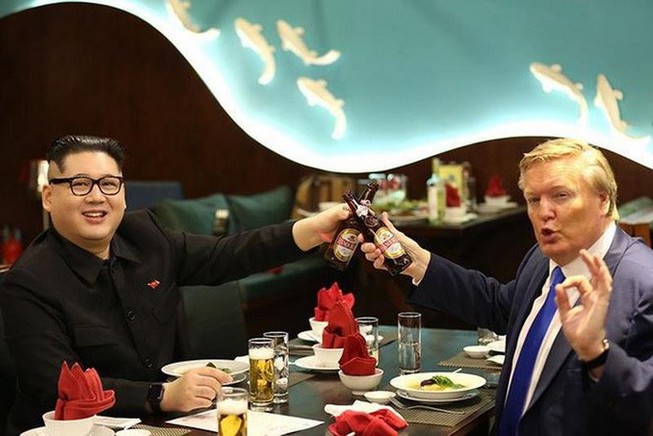 Bản sao của ông Donald Trump và ông Kim Jong-un cùng nhau dùng bữa tối tại Hà Nội kèm thông điệp "Hòa bình"- Ảnh: Facebook