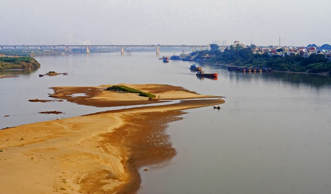 Sông Hồng cạn dòng chảy vì khai thác cát, thủy điện