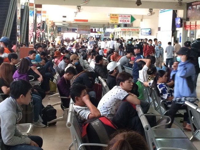 Bến xe Miền Đông kín người mua vé về quê ăn Tết