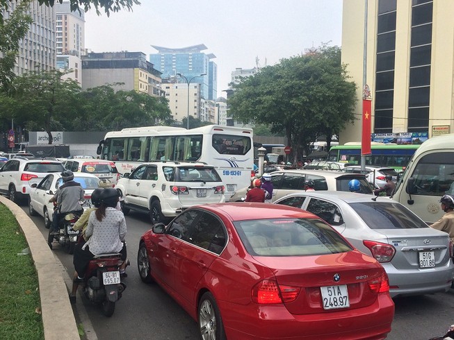 Tai nạn chết người, trung tâm quận 1 kẹt cứng