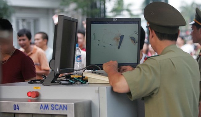 Phát hiện hành khách Mỹ mang súng tại sân bay Nội Bài