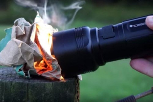 Xử lý khách mang đèn pin phát lửa điện lên máy bay