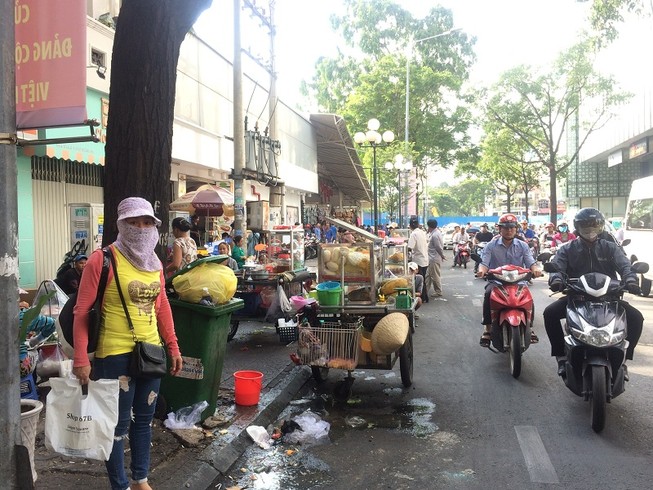 Vỉa hè trung tâm quận 1 bát nháo trở lại