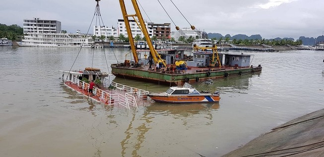 Quảng Ninh mưa lớn gây chìm tàu du lịch