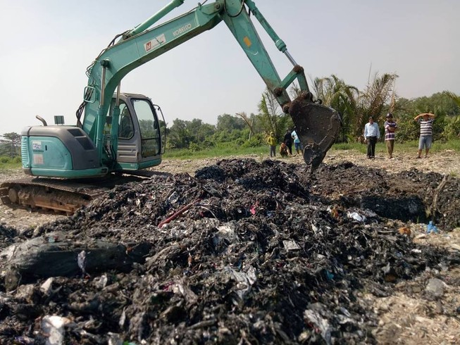 Vụ chôn rác thải: Đào lên thấy rác và mùi hôi nồng nặc