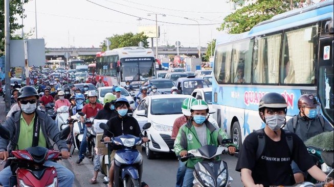 Chiều trước lễ, bến xe Miền Đông và cầu Bình Triệu kẹt cứng