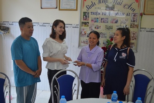 Gia đình kẹo ngọt Hoàng Mèo vui Trung thu với em nhỏ