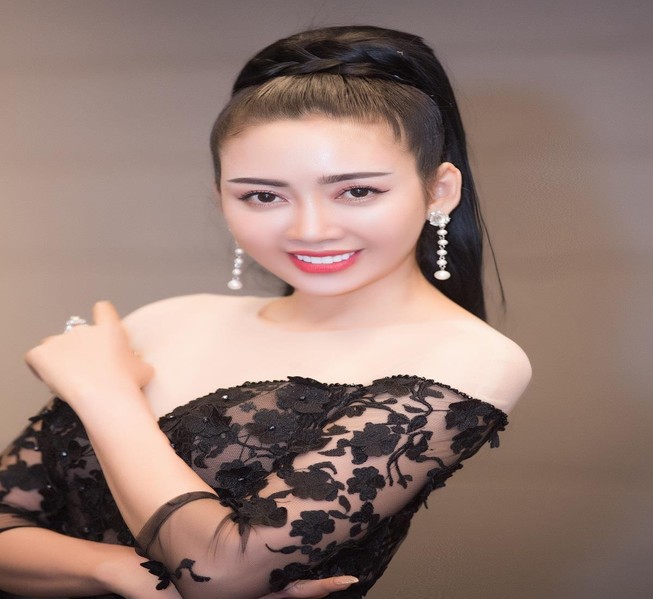 Hoa hậu, nhà thiết kế Nhật Phượng khoe vòng eo con kiến