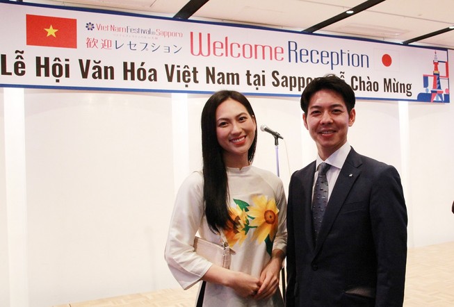 Phương Anh Đào trở thành 'fan' của thống đốc trẻ nhất Nhật Bản