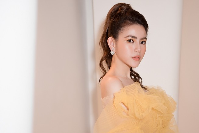 Ngắm á hậu Thủy Tiên như búp bê trong đầm vàng