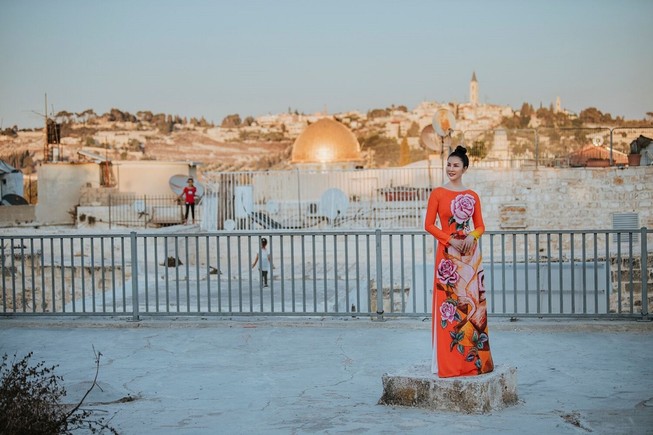 MC Thanh Mai khoe nhan sắc không tuổi với áo dài tại Israel