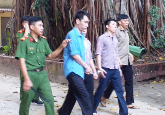 Đôi bạn hầu tòa vì cướp giật điện thoại của khách Tây