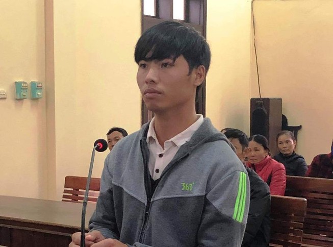 Nhậu say, tự đâm xe vào đống đá gây tai nạn
