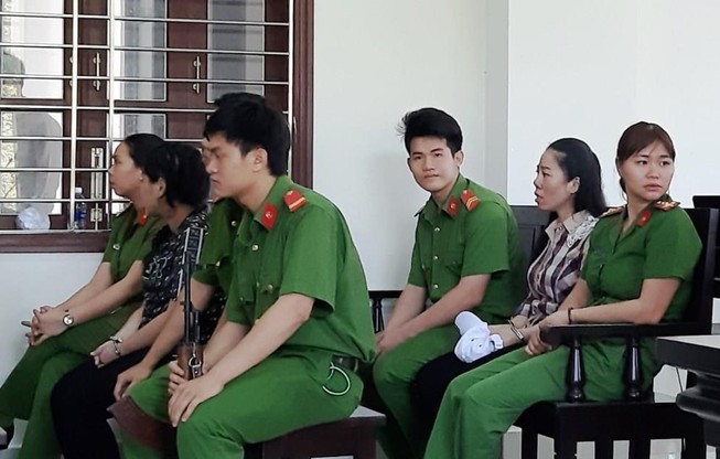 Bị cáo bất ngờ yêu cầu thay kiểm sát viên, tòa phải hội ý
