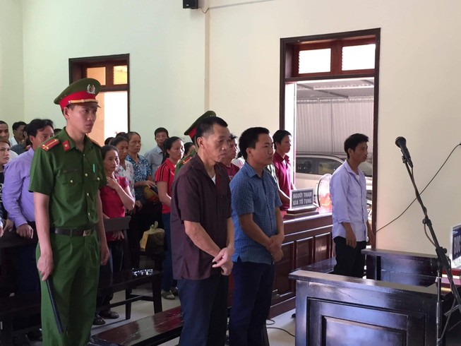 Ném đá trúng đầu hàng xóm 2 cha con nhận 60 tháng tù