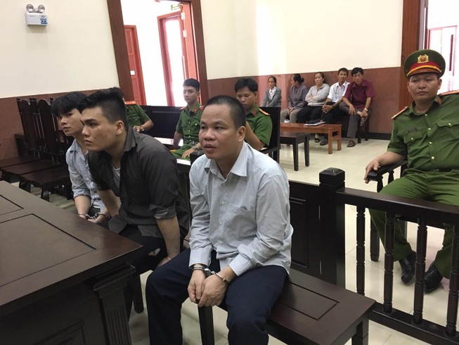Bị cáo khai bị ép cung, tòa dừng xử để triệu tập điều tra viên