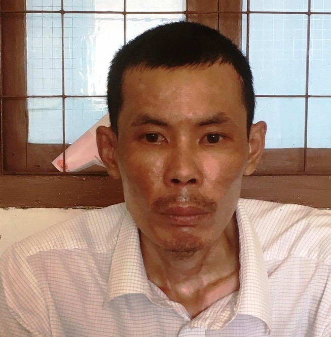Kéo, đè vợ vào giường ngủ nói: 'Giờ vợ chồng chết chung'