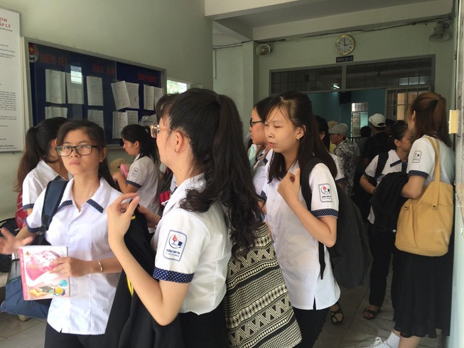 Nhiều sinh viên sư phạm đến dự phiên tòa hình sự