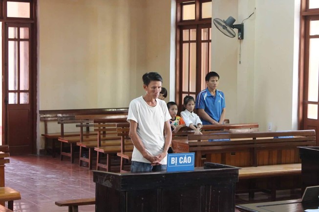 Chửi bới, dùng dao đe dọa, chống đối công an và cái kết