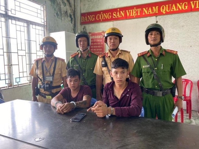 Giật điện thoại, 2 thanh niên bị CSGT quận 12 tóm gọn