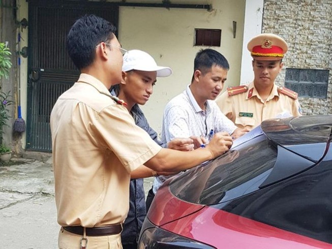 Lái xe Mazda 3 'đánh võng' như đóng phim dương tính với ma túy