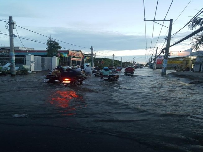 Đường Lê Văn Lương biến thành sông vì triều cường