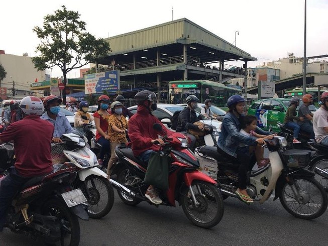 Cửa ngõ phía Đông TP.HCM: Xe máy áp đảo ô tô