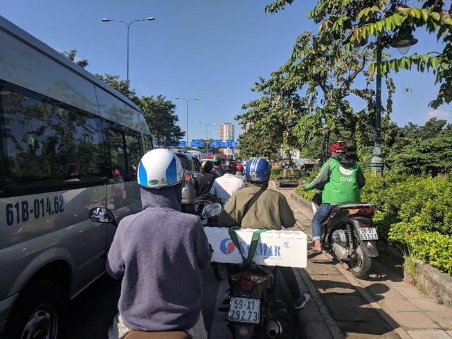 Xe cẩu gặp sự cố gây kẹt xe hàng chục kilomet ở TP. HCM