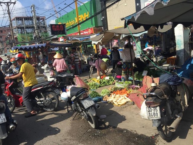Buôn bán tự nhiên ngoài đường như chợ nhà mình