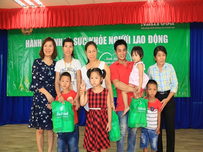 Tặng quà, bán hàng giảm giá... cho con công nhân