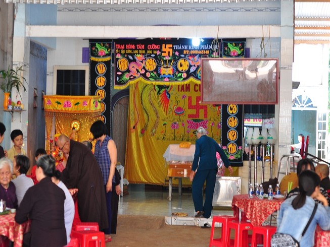 Bà nội nữ sinh bị bắn thoát chết vì đạn không nổ