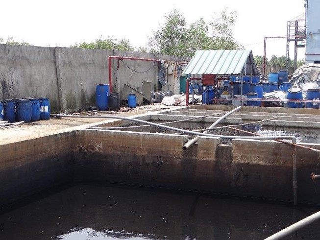 Bắt quả tang công ty thuộc da xả nước thải đen ngòm