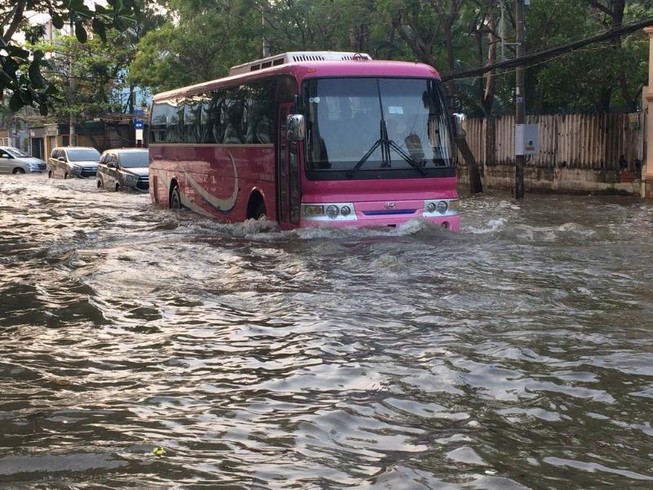 Triều cường đạt đỉnh, khu biệt thự chìm trong biển nước