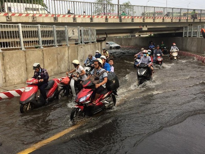 Hầm chui cầu Bình Triệu ngập sâu nửa mét