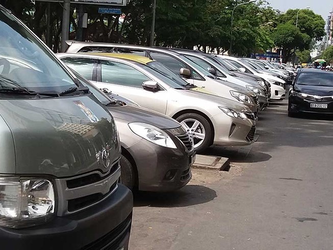 TP.HCM lùi thời gian thu phí đậu xe lòng lề đường