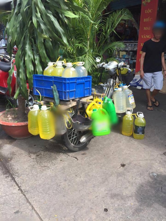 Hiểm họa từ nước rửa chén không nhãn mác
